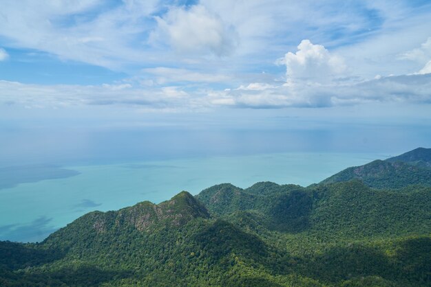 Montanhas visto de cima com o mar ao lado dele