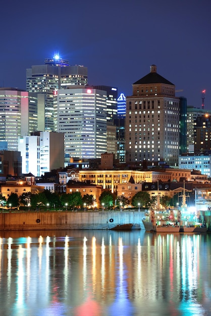 Montreal sobre o rio ao entardecer com luzes da cidade e edifícios urbanos