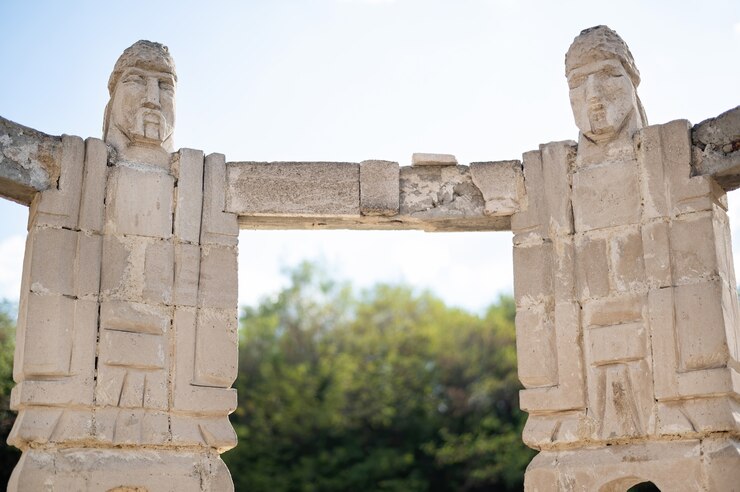Foto grátis monumento de homens de mãos dadas fazendo uma escultura circular na moldávia