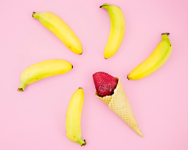 Morango em corneta e bananas