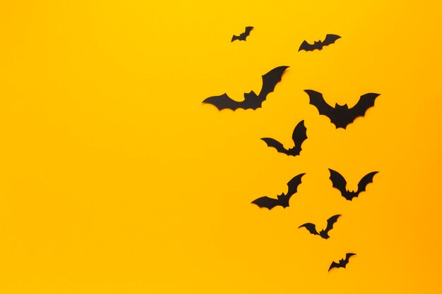 Morcegos de Halloween com fundo laranja
