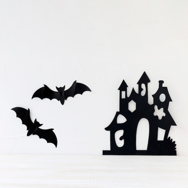 Morcegos e castelo de papel na parede