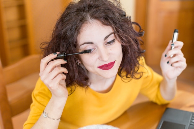 Foto grátis morena blogueira fazendo ela se maquiar