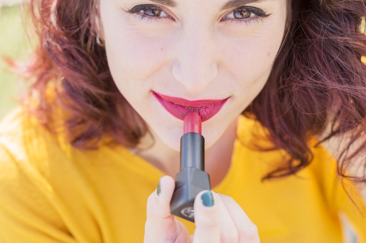 Foto grátis morena blogueira fazendo ela se maquiar