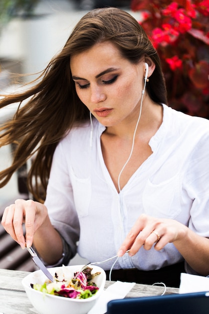 Morena deslumbrante com fones de ouvido nos ouvidos