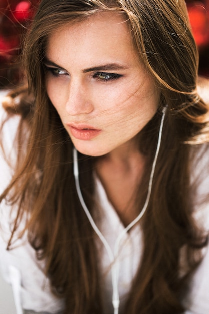 Morena deslumbrante com fones de ouvido nos ouvidos