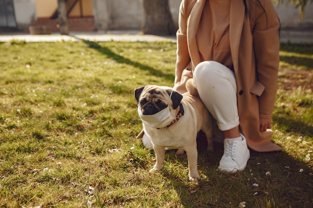 Foto grátis morena em uma máscara caminha com pug