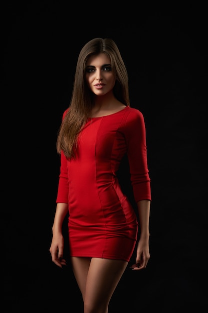 Morena linda em um vestido vermelho