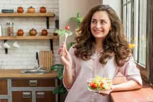 Foto grátis morena mulher comendo uma salada