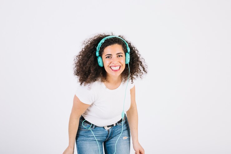 Foto grátis morena sorridente ouvindo música