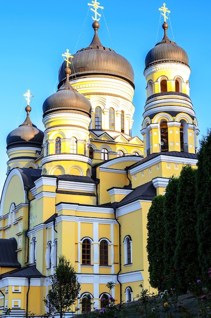 Mosteiro de Hancu e igreja em meio à vegetação na Moldávia