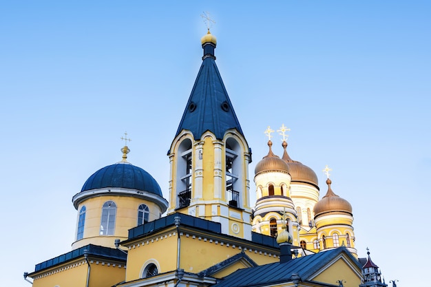 Mosteiro e igreja de Hancu contra o céu azul na Moldávia