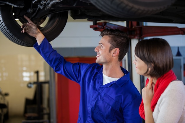 Foto grátis mostrando mechanic cliente o problema com o carro