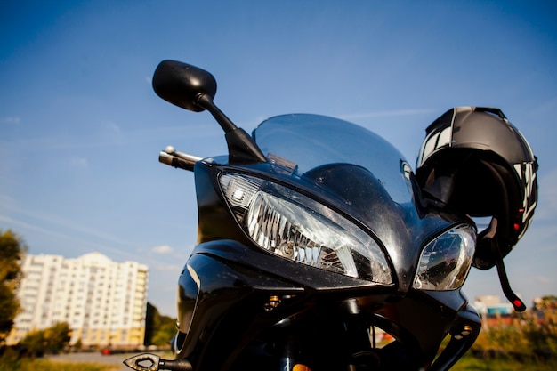 Moto de baixo ângulo com capacete