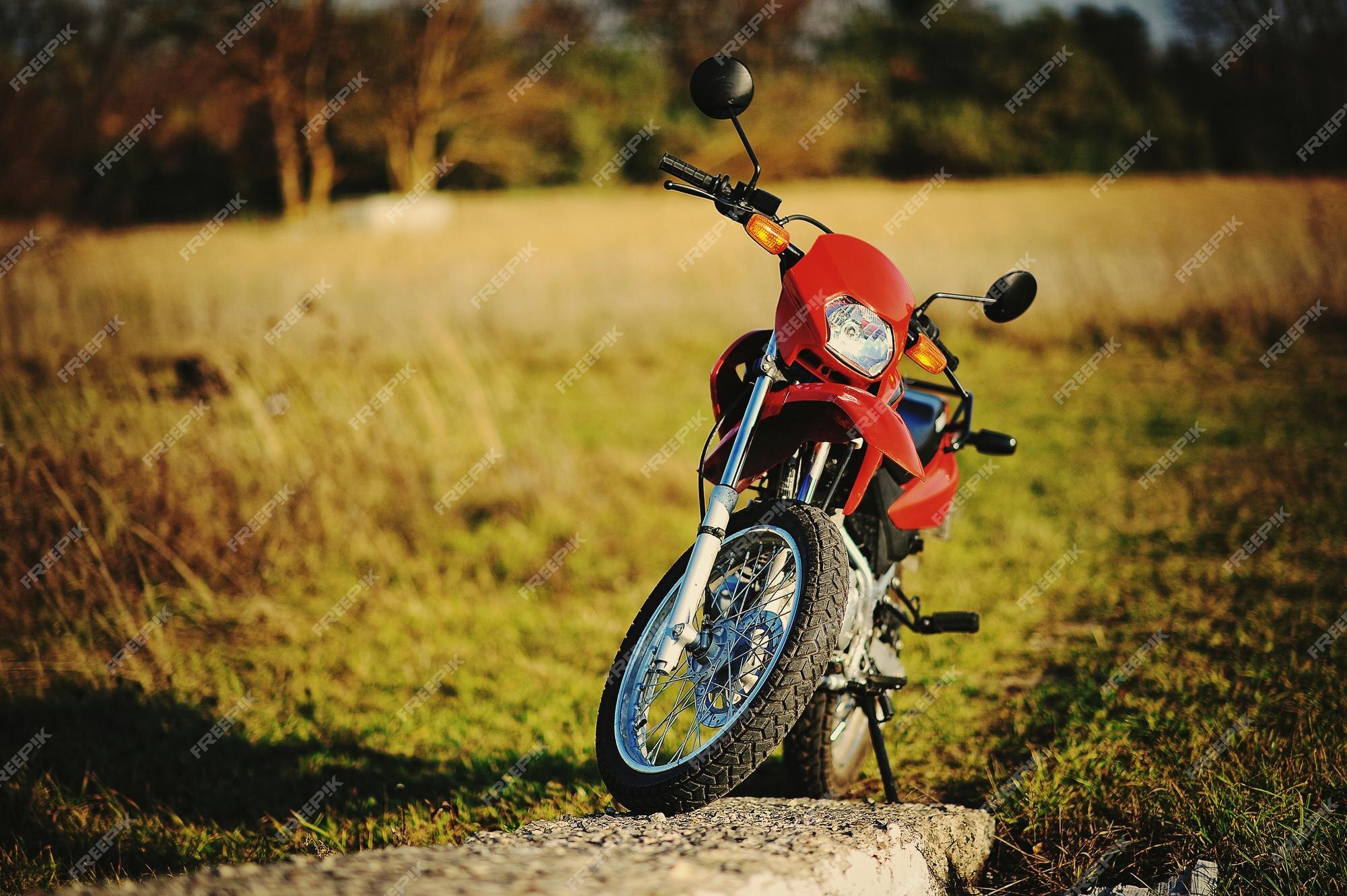 Moto esportiva parada na montanha com por do sol de fundo