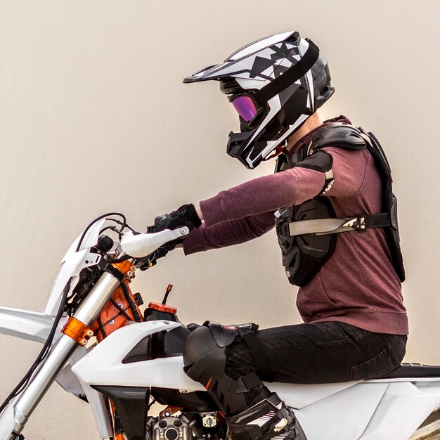 Moto de equitação homem elegante no deserto