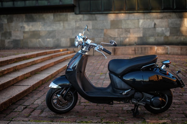 Moto scooter retrô na rua. estilo urbano