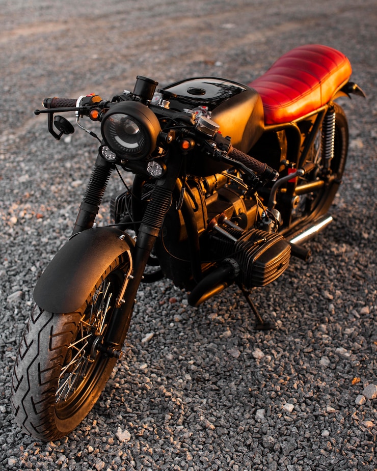 Foto grátis moto velha de ângulo alto ao ar livre