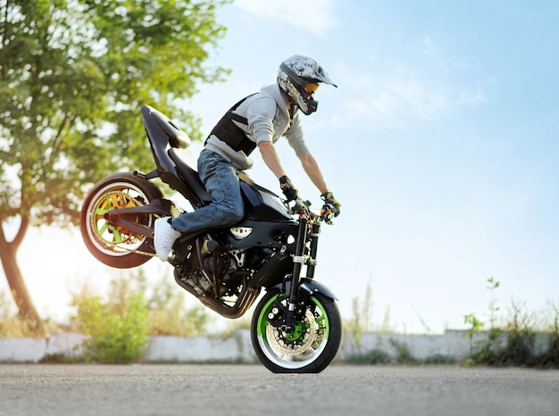 Foto grátis motocicleta da equitação do motociclista