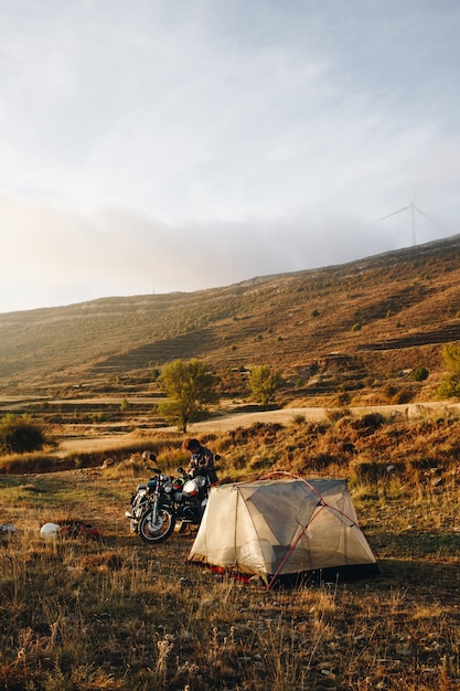 Motociclista de aventura acampando na selva