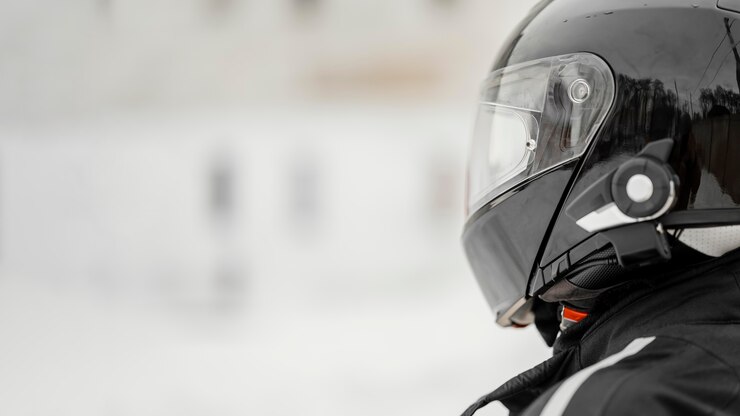 Foto grátis motociclista de perto com capacete
