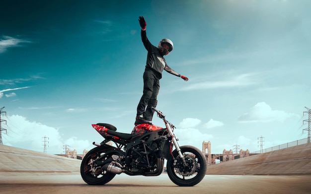Foto grátis motociclista fazendo uma acrobacia em sua moto motociclista fazendo uma acrobacia difícil e perigosa