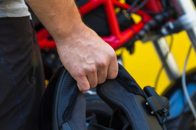 Motociclista, segurando, protetor, capacete