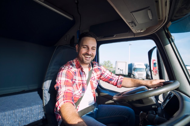Motorista de caminhão dirigindo seu caminhão e mudando de estação de rádio para tocar sua música favorita