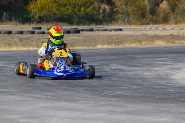 Foto grátis motorista de kart no capacete no circuito de kart
