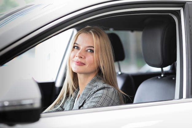 Motorista de mulher bonita olhando para a câmera