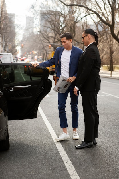 Foto grátis motorista de táxi se preparando para o cliente