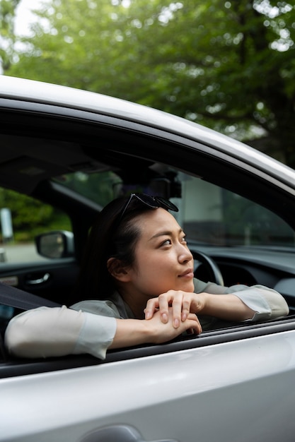 Foto grátis motorista feminina em carro elétrico