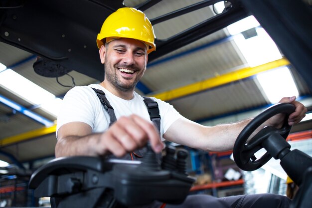 Motorista industrial profissional operando empilhadeira no depósito da fábrica