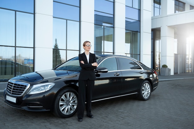 Foto grátis motorista uber elegante dando corrida de táxi