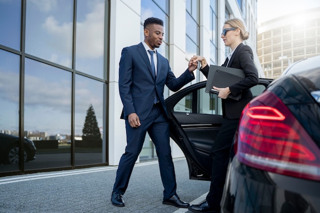 Foto grátis motorista uber elegante dando corrida de táxi