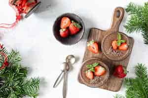 Foto grátis mousse de chocolate ou panna cotta caseiro delicioso com bagas em um fundo de pedra branca