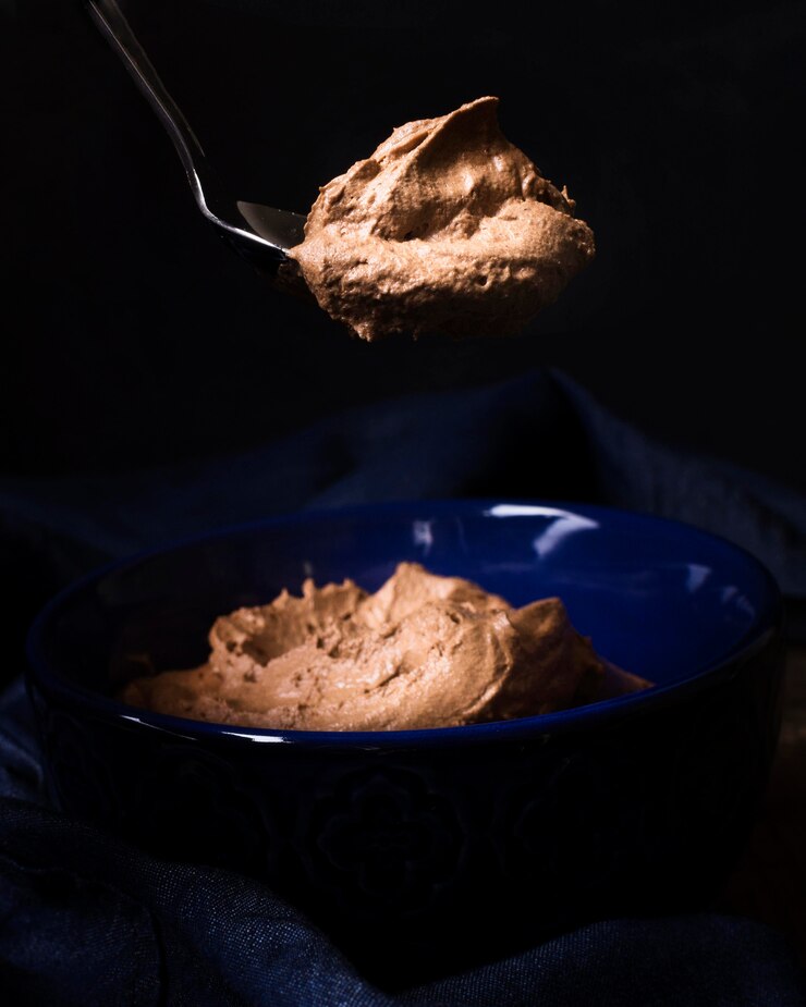 Foto grátis mousse de chocolate saboroso close-up pronto para ser servido