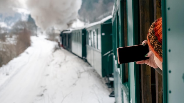 Foto grátis movendo o trem a vapor mocanita de dentro dele no inverno romênia