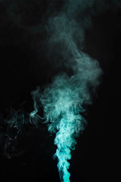 Movimento de fumaça verde em fundo escuro