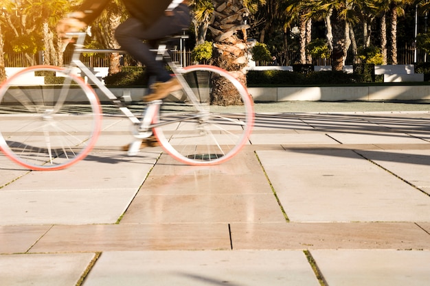 Foto grátis movimento desfocado de uma pessoa a andar de bicicleta no parque