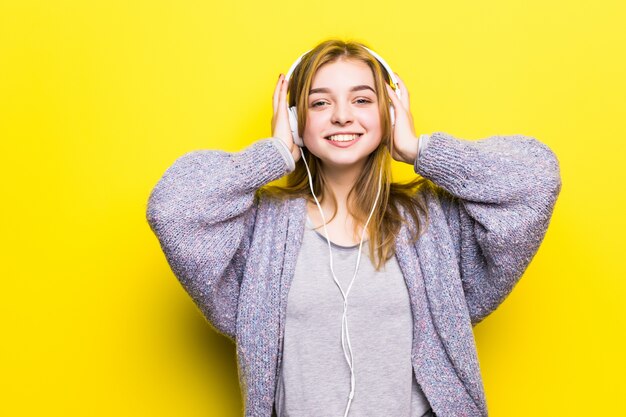 Movimento jovem adolescente com fones de ouvido, ouvindo música. Menina adolescente dançando música