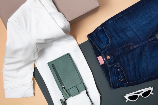 Mudança de guarda-roupa de primavera sobre configuração plana
