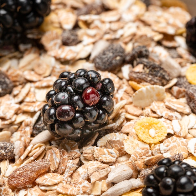 Muesli de close-up com amora-preta