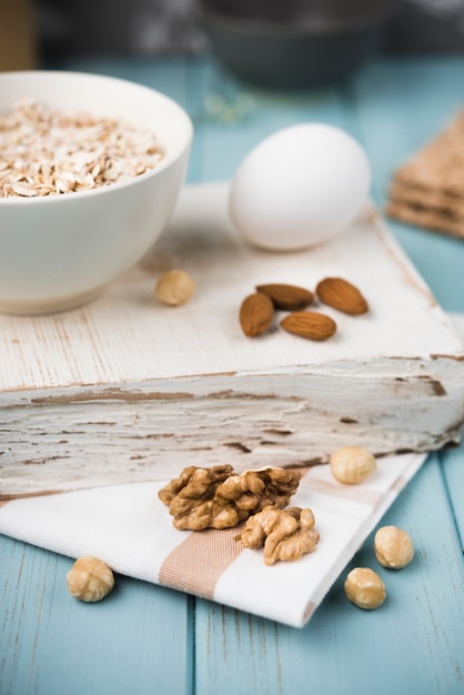 Muesli de close-up em uma tigela com nozes