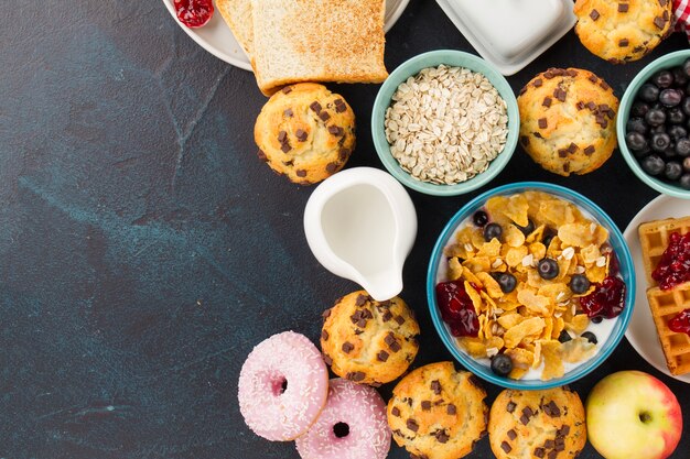 Muesli e muffins para café da manhã