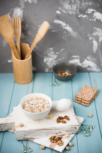 Foto grátis muesli em uma tigela com nozes