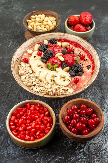 Muesli frutado de frente com frutas e nozes em cereais de mesa leve frutas saudáveis