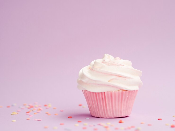 Foto grátis muffin de aniversário simples em fundo rosa