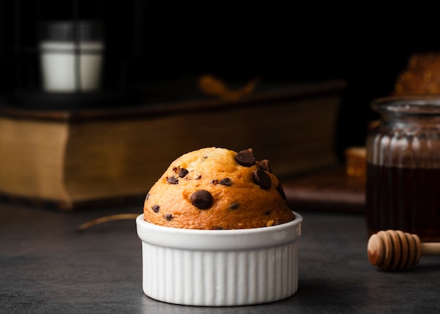 Muffin de vista frontal com chocolate