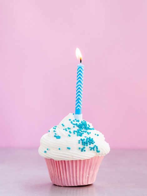 Foto grátis muffin delicioso com vela azul